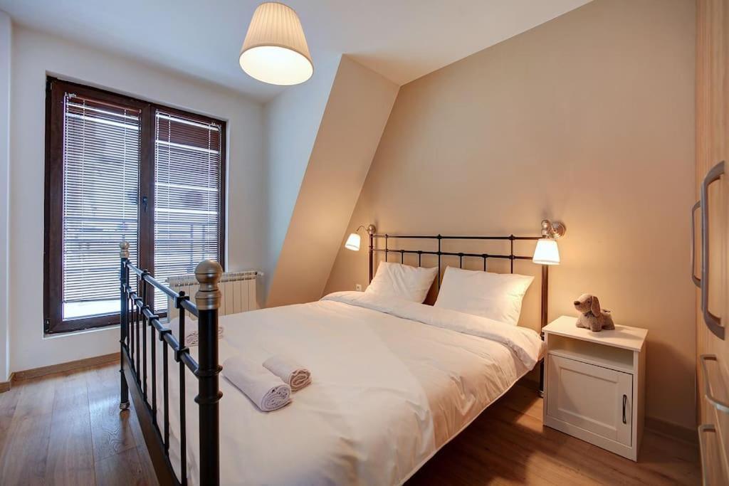 Apartment Spacious Office With Secure Garage In *