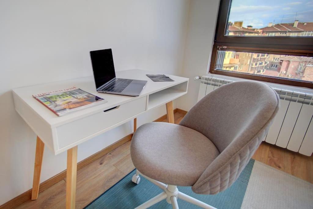 Spacious Office With Secure Garage In Apartament *