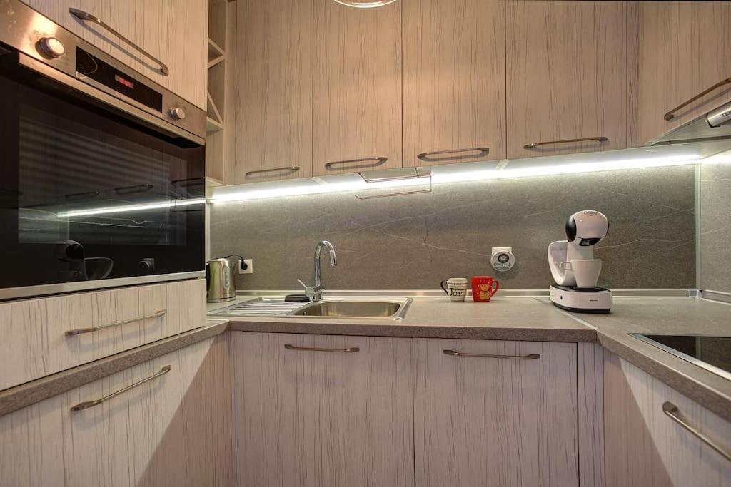 Spacious Office With Secure Garage In Apartament *