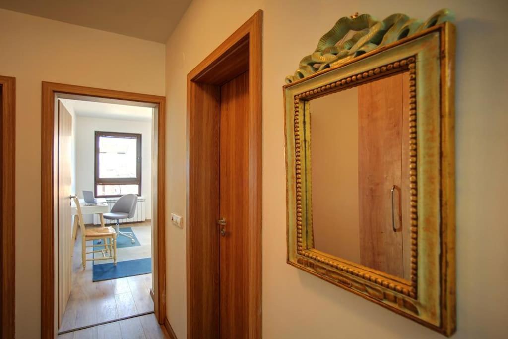Spacious Office With Secure Garage In Apartament *
