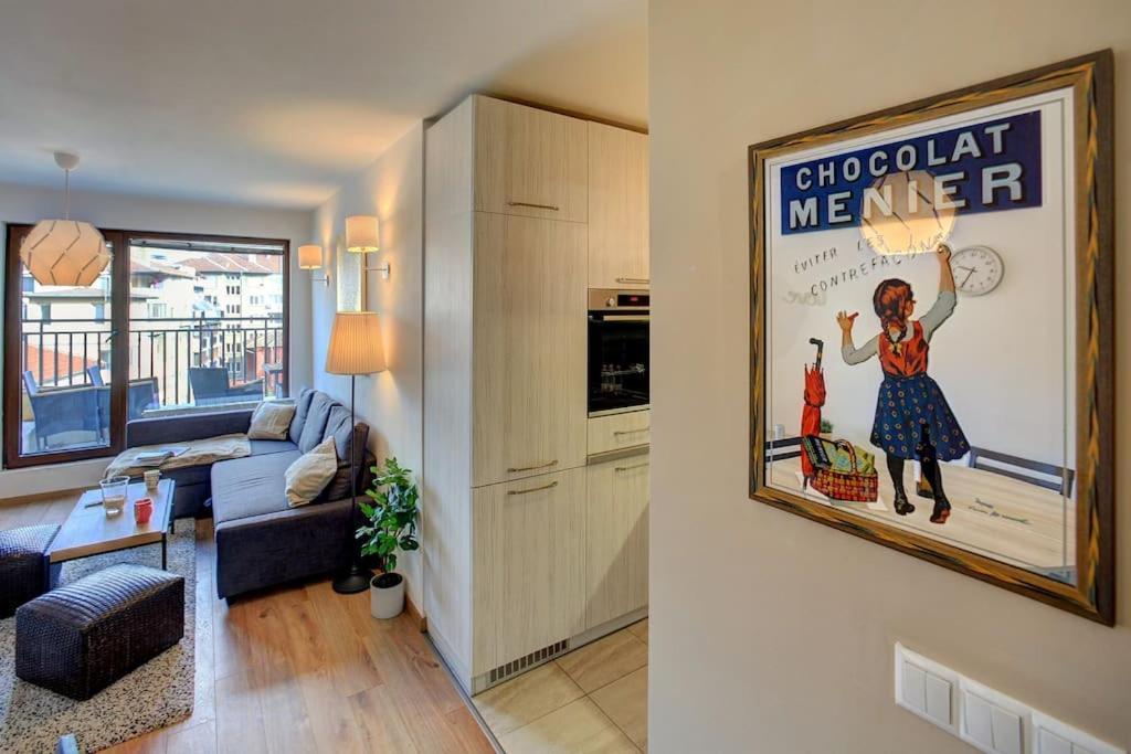 Spacious Office With Secure Garage In Apartament *